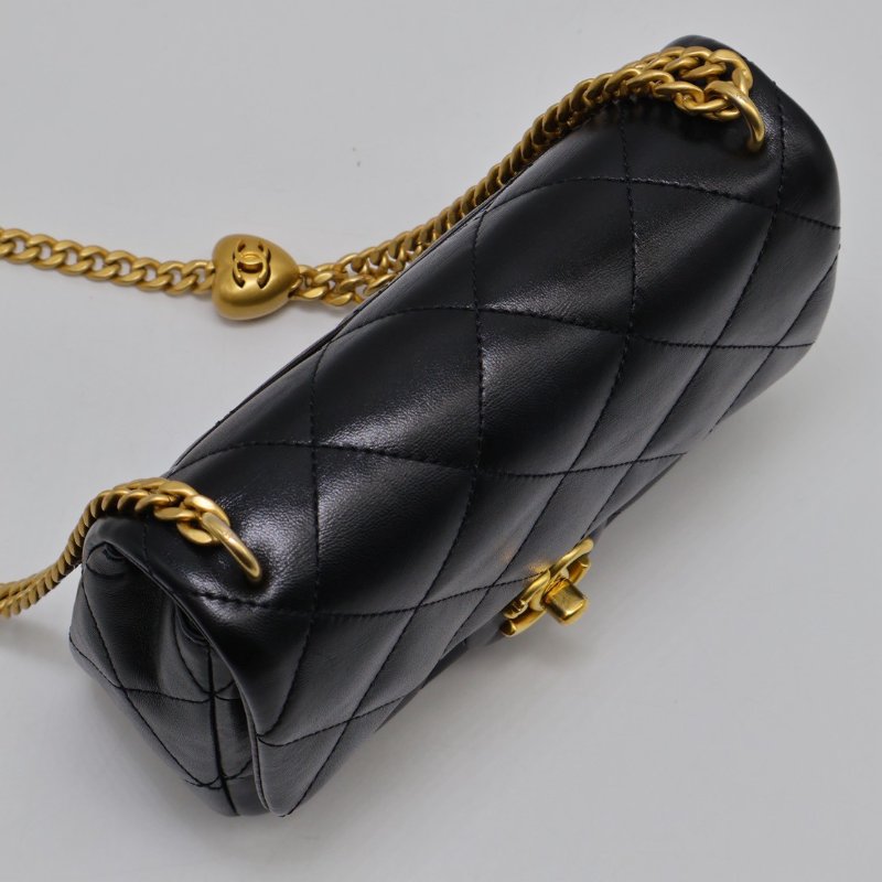 CHANEL 愛心調節釦口蓋包 20 - 羊皮黑金-4