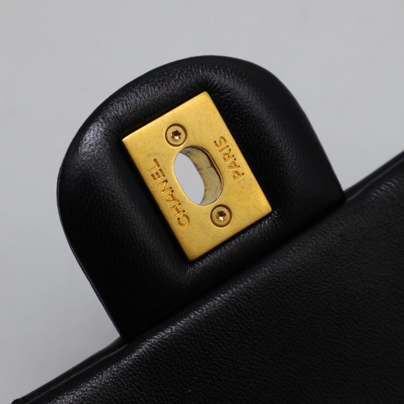 CHANEL 愛心調節釦口蓋包 20 - 羊皮黑金-9