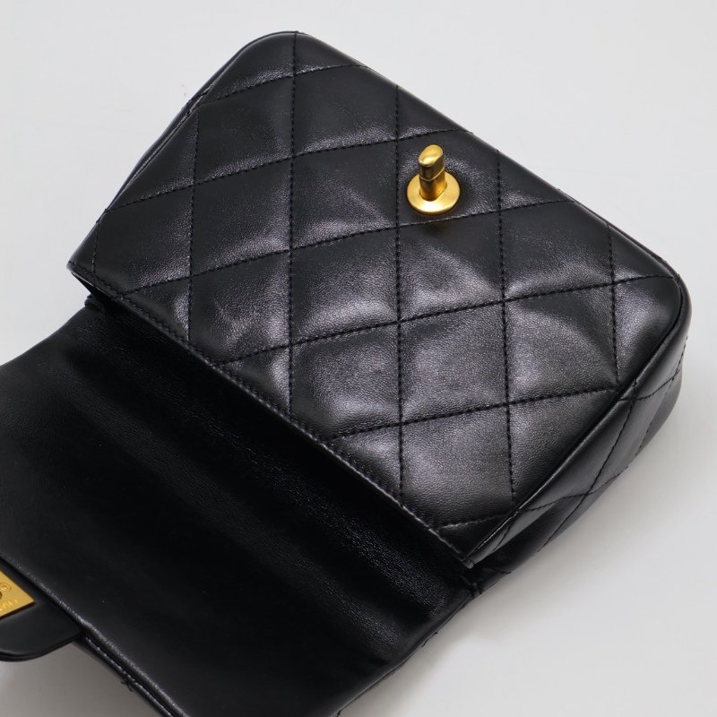 CHANEL 愛心調節釦口蓋包 20 - 羊皮黑金-11