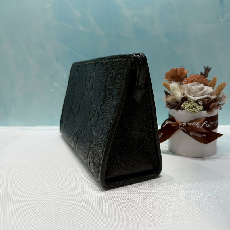 GUCCI JUMBO GG壓印拉鍊手拿包-2