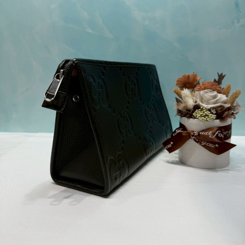 GUCCI JUMBO GG壓印拉鍊手拿包-3