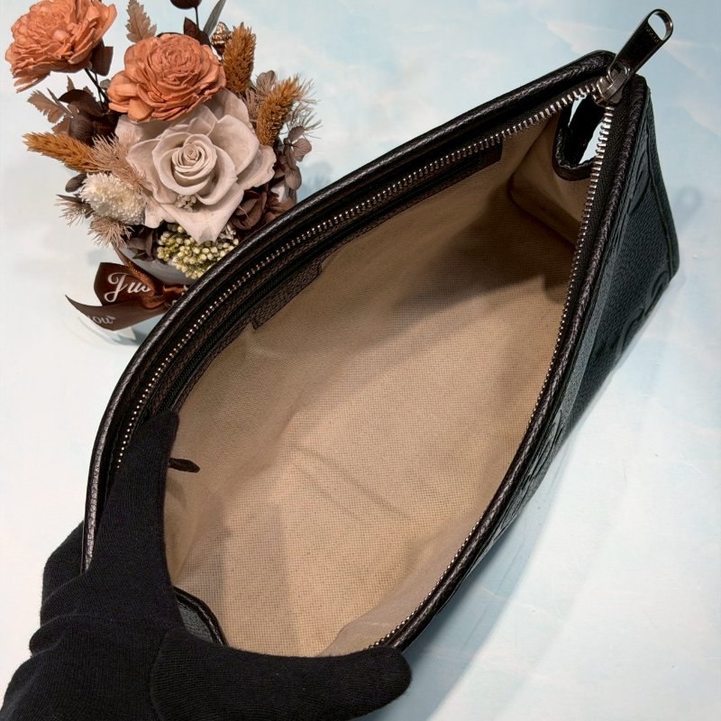 GUCCI JUMBO GG壓印拉鍊手拿包-4