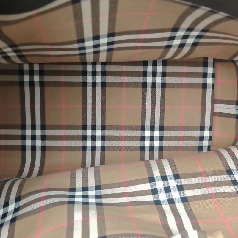 Burberry 黑色牛皮金扣購物袋肩背包-4