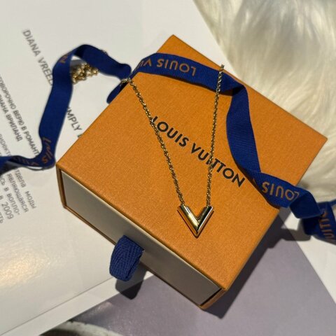 LV經典款項鍊Essential v