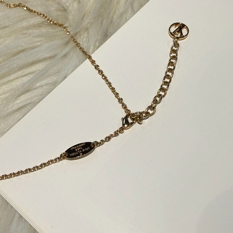 LV經典款項鍊Essential v-5