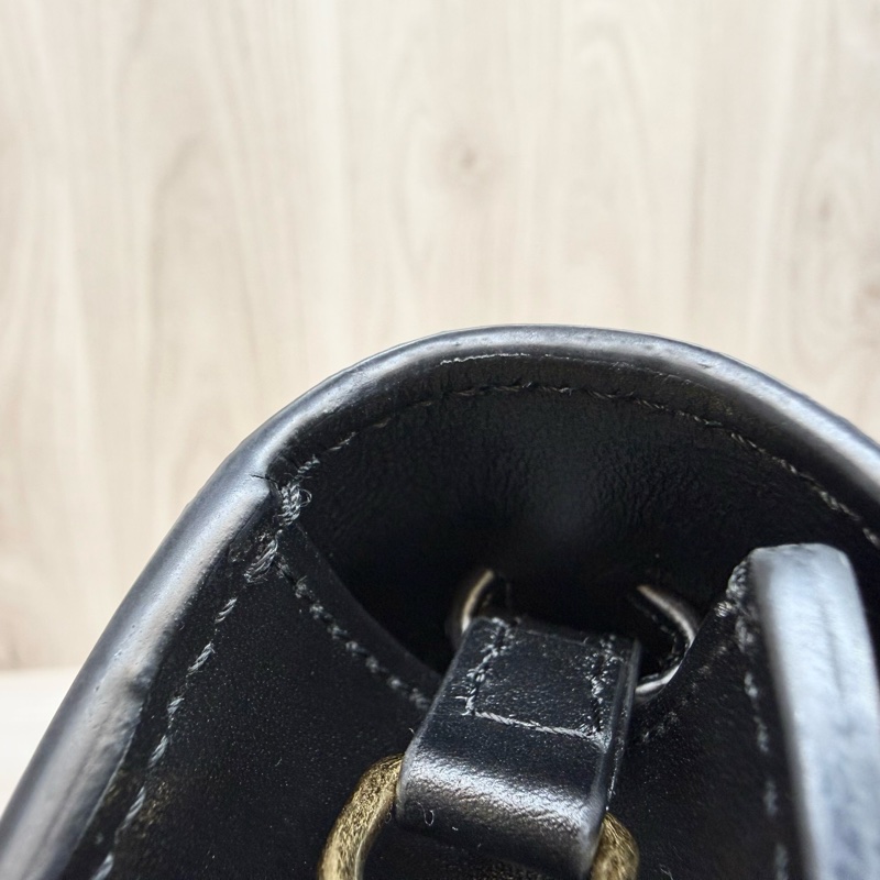 CELINE黑金牛皮凱旋MARGO下蓋信封側背包10L033DPV-12