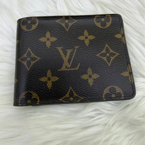 這是一款Louis Vuitton 的經典Monogram Canvas 短夾。