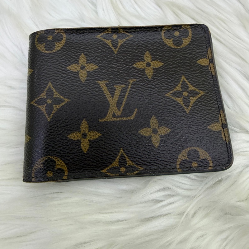 這是一款Louis Vuitton 的經典Monogram Canvas 短夾。-0