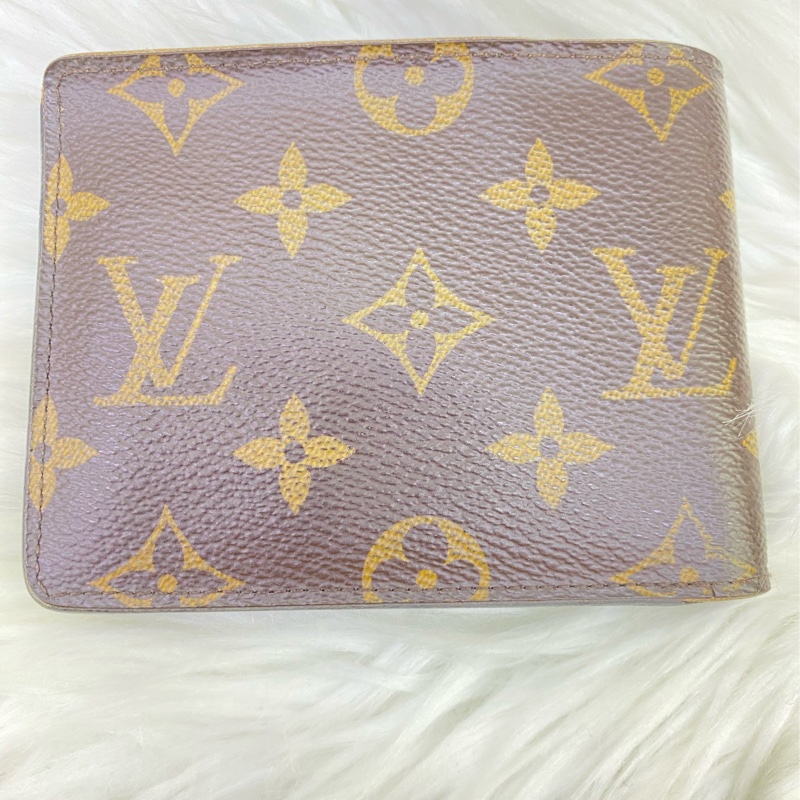 這是一款Louis Vuitton 的經典Monogram Canvas 短夾。-1