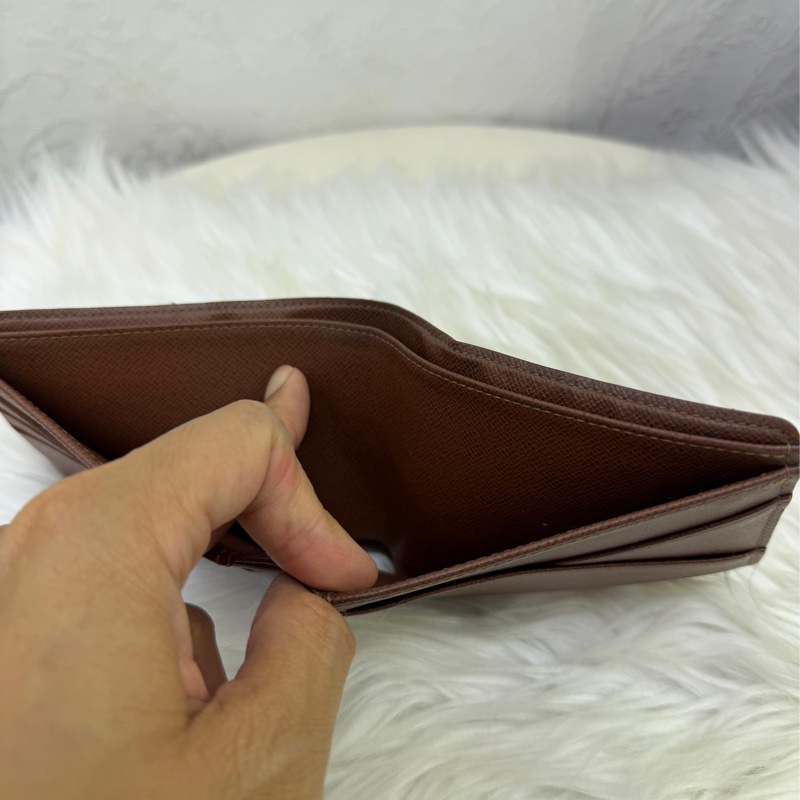 這是一款Louis Vuitton 的經典Monogram Canvas 短夾。-2