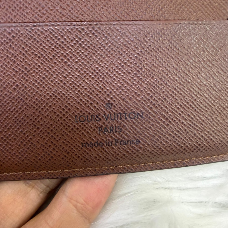 這是一款Louis Vuitton 的經典Monogram Canvas 短夾。-3