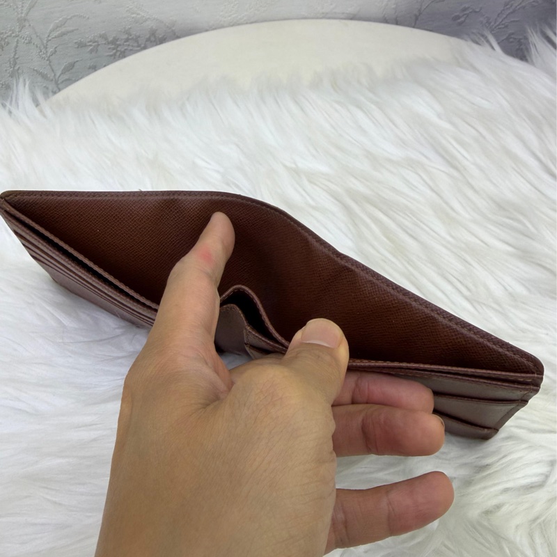 這是一款Louis Vuitton 的經典Monogram Canvas 短夾。-4