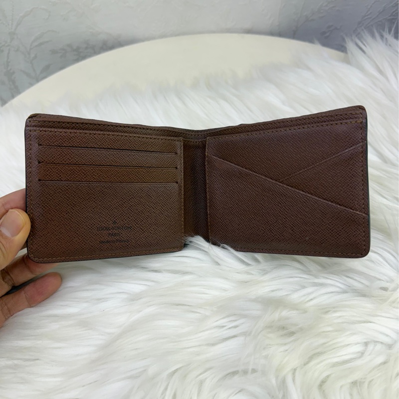 這是一款Louis Vuitton 的經典Monogram Canvas 短夾。-5