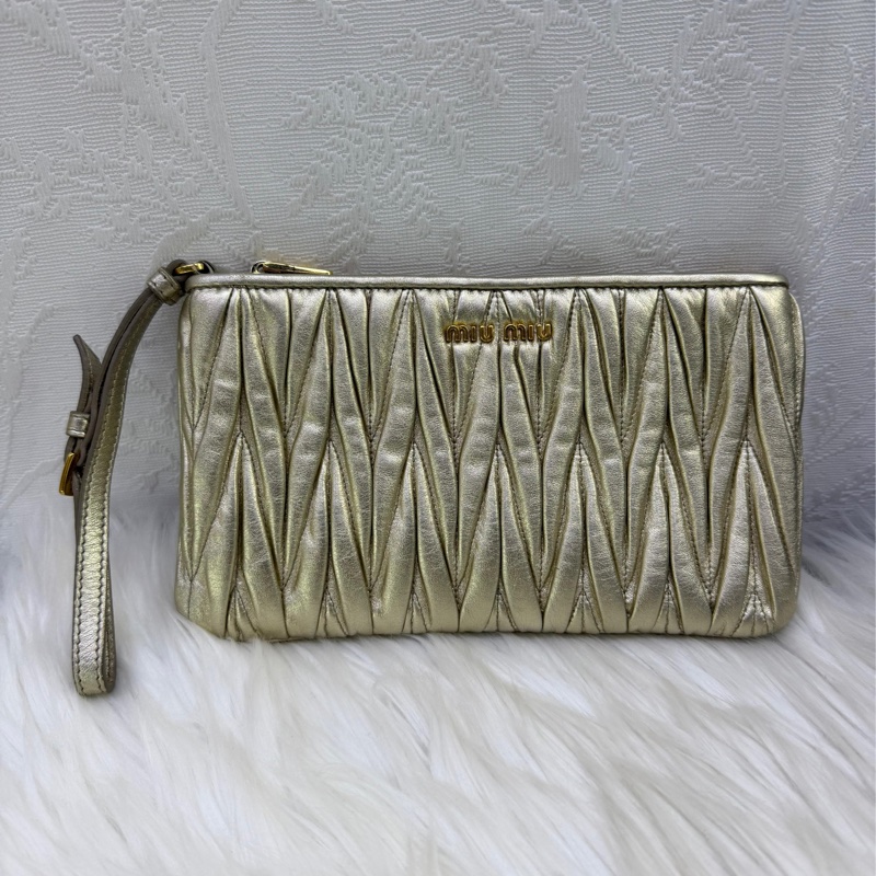 這款手拿包是Miu Miu 的Matelassé 納帕軟皮手拿包。-0