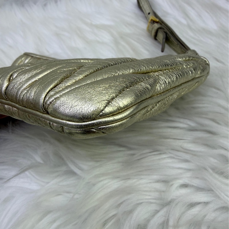 這款手拿包是Miu Miu 的Matelassé 納帕軟皮手拿包。-1