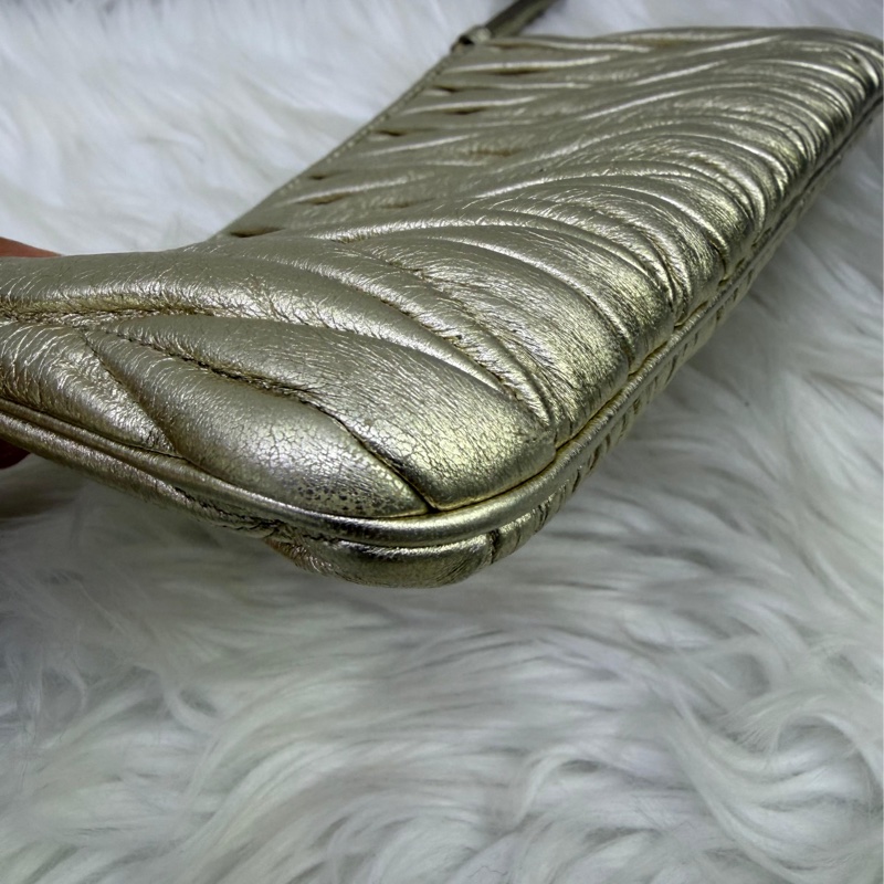 這款手拿包是Miu Miu 的Matelassé 納帕軟皮手拿包。-2