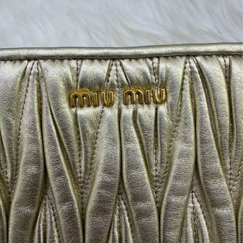 這款手拿包是Miu Miu 的Matelassé 納帕軟皮手拿包。-4