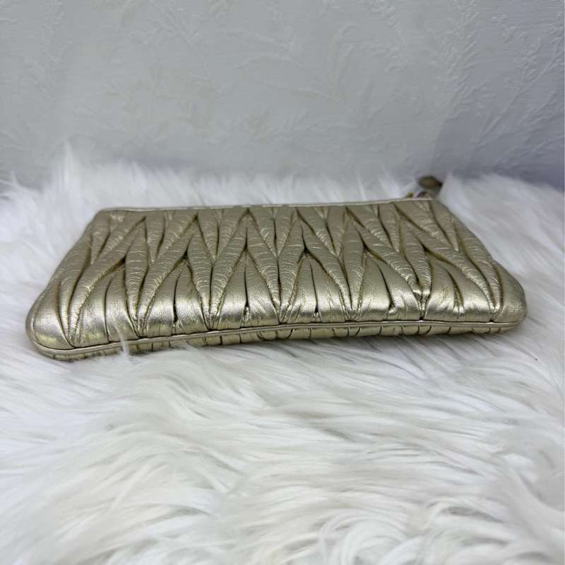 這款手拿包是Miu Miu 的Matelassé 納帕軟皮手拿包。-5