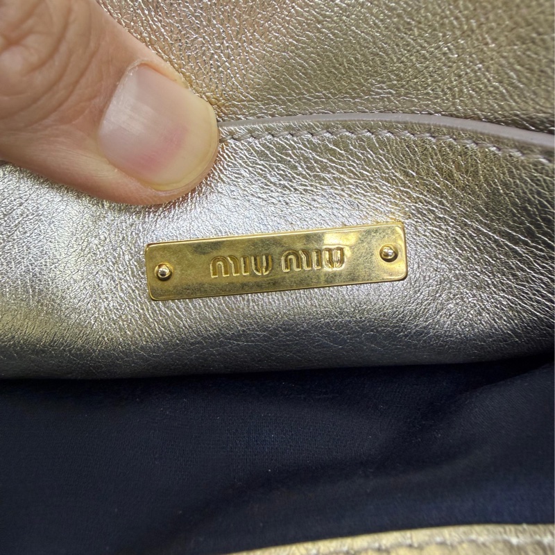 這款手拿包是Miu Miu 的Matelassé 納帕軟皮手拿包。-6