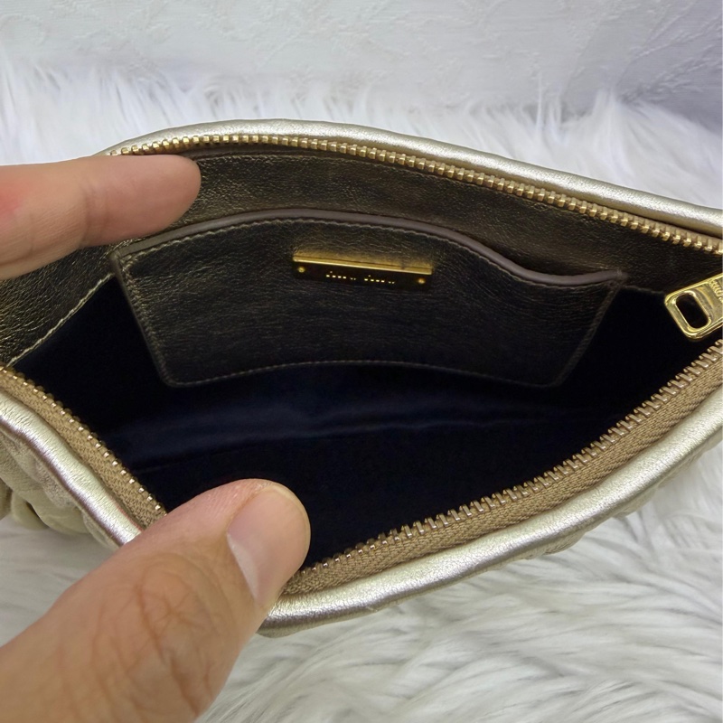 這款手拿包是Miu Miu 的Matelassé 納帕軟皮手拿包。-7