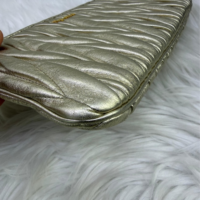 這款手拿包是Miu Miu 的Matelassé 納帕軟皮手拿包。-8