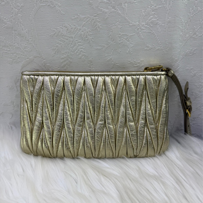 這款手拿包是Miu Miu 的Matelassé 納帕軟皮手拿包。-9