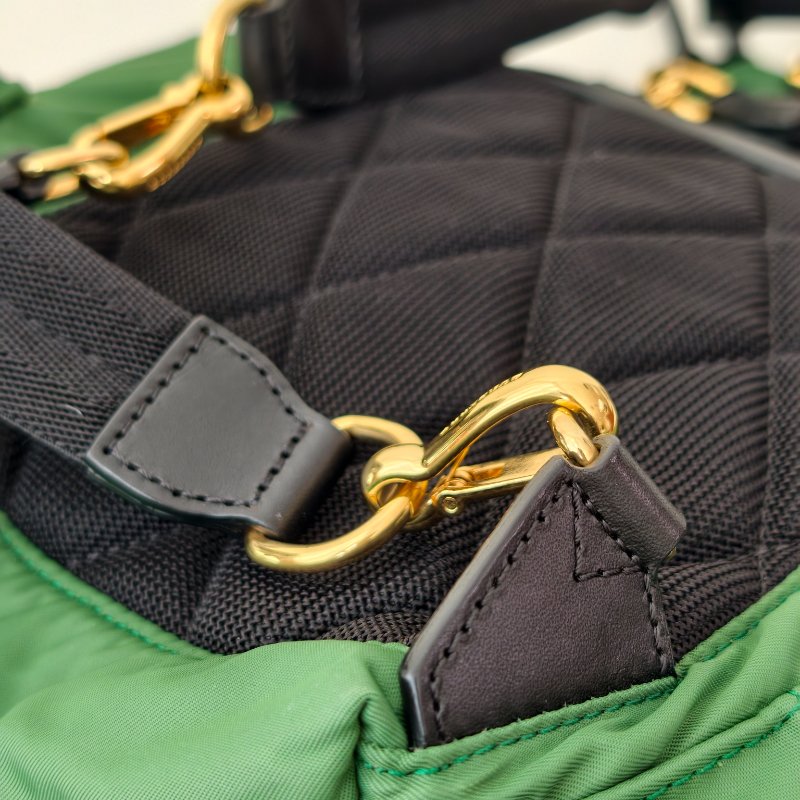 博柏利/Burberry 綠色尼龍雙肩背包 金色五金 尺寸:16*26*11cm 98新-19