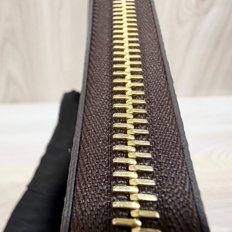 LV（送禮首選💕）原花金釦ㄇ拉長夾M42616-9