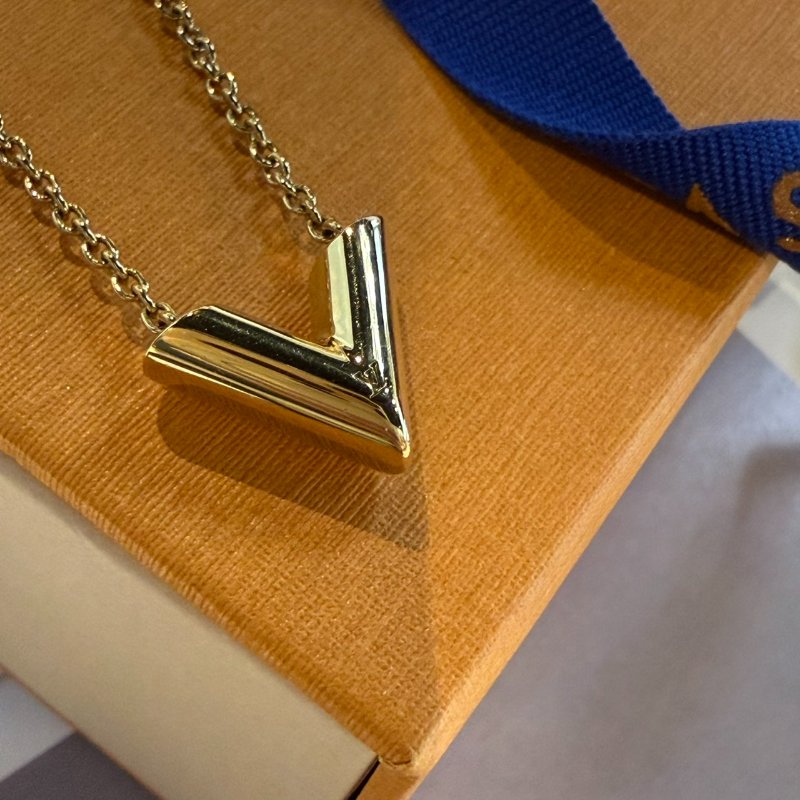 LV經典款項鍊Essential v-2