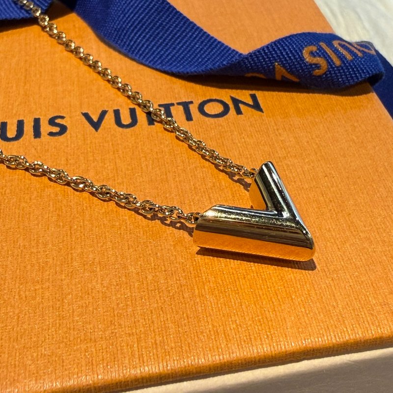 LV經典款項鍊Essential v-3