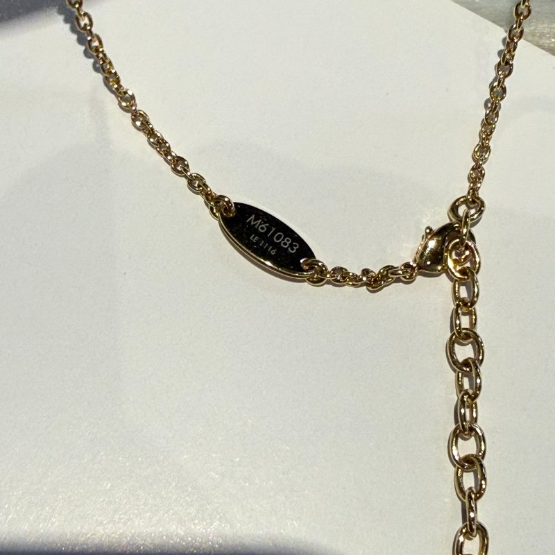 LV經典款項鍊Essential v-4