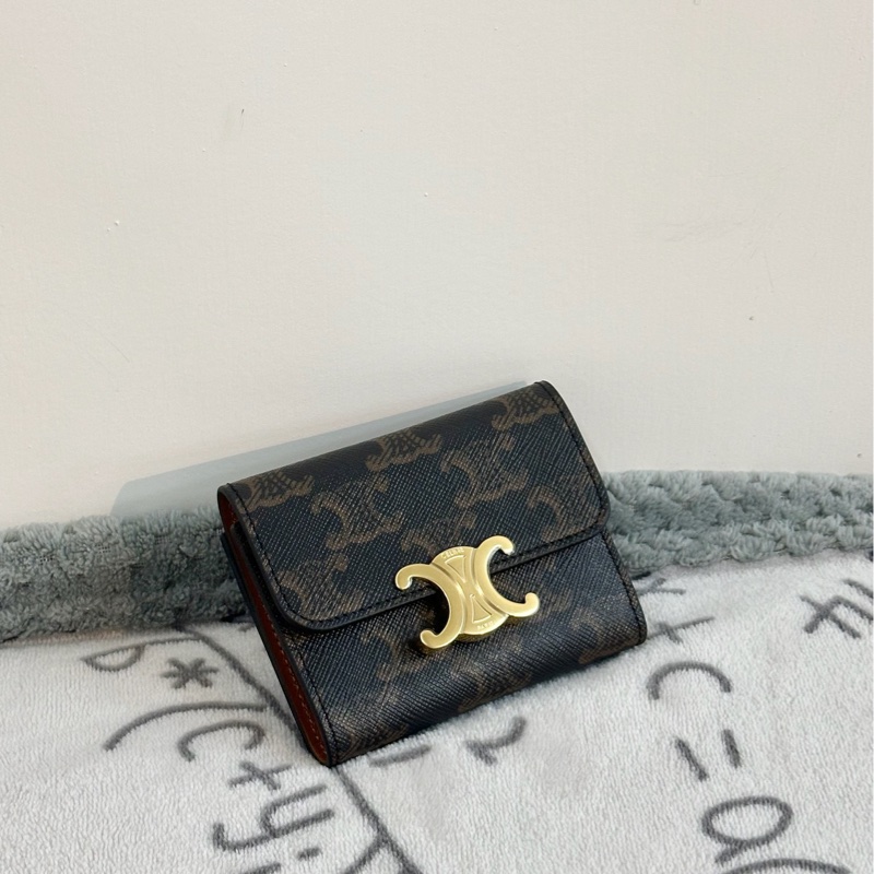【全🩷】celine compact wallet tan 品牌標誌金扣印花帆布卡包錢包 三合一 棕褐色-0