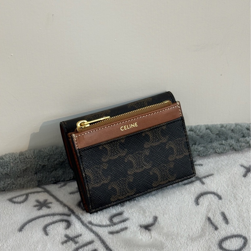 【全🩷】celine compact wallet tan 品牌標誌金扣印花帆布卡包錢包 三合一 棕褐色-1
