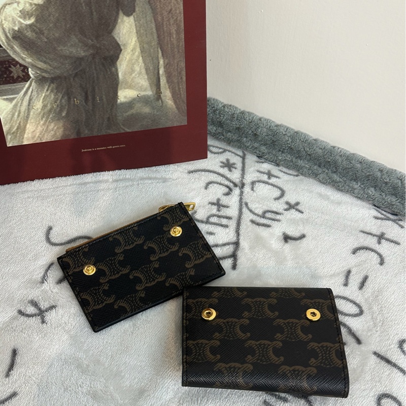 【全🩷】celine compact wallet tan 品牌標誌金扣印花帆布卡包錢包 三合一 棕褐色-2