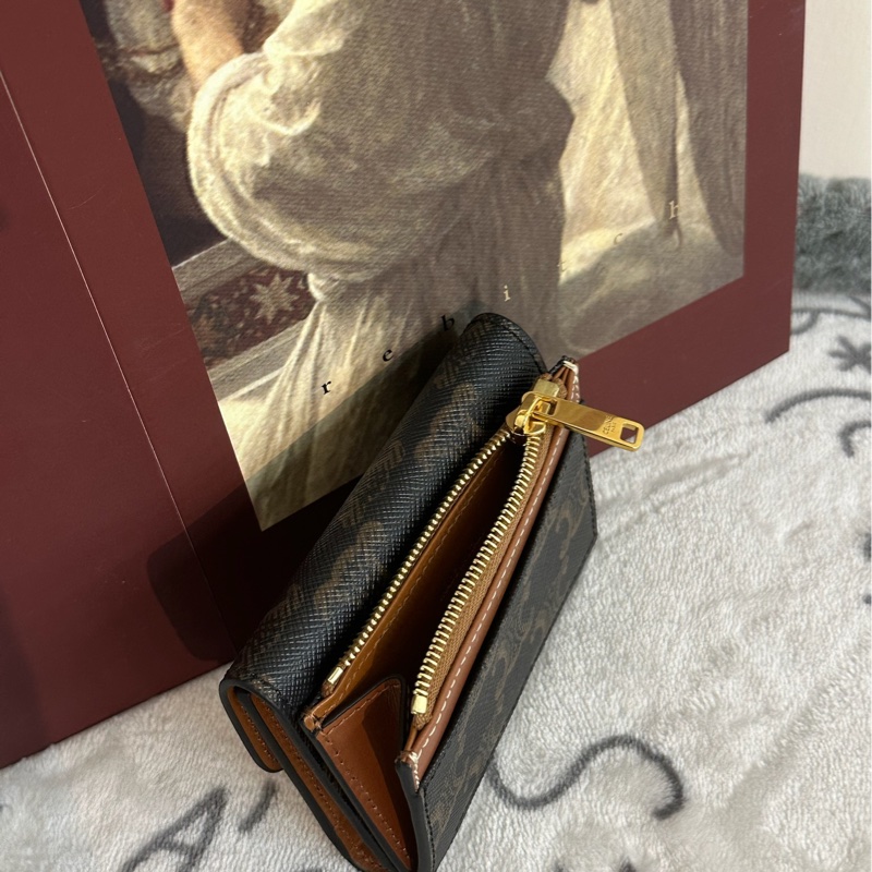 【全🩷】celine compact wallet tan 品牌標誌金扣印花帆布卡包錢包 三合一 棕褐色-3