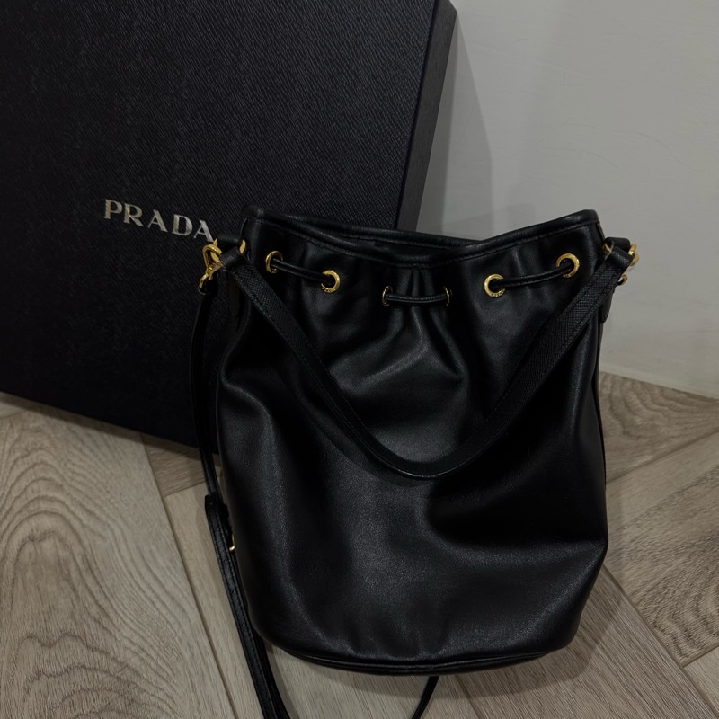 prada黑金皮質水桶包-1