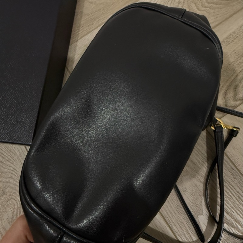 prada黑金皮質水桶包-5