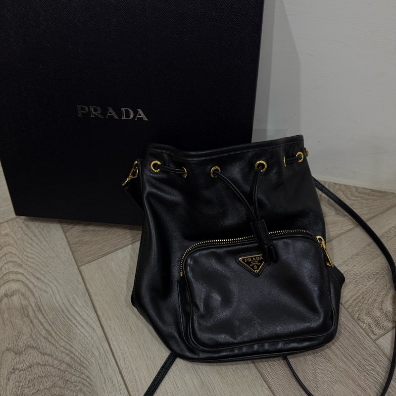 prada黑金皮質水桶包-6