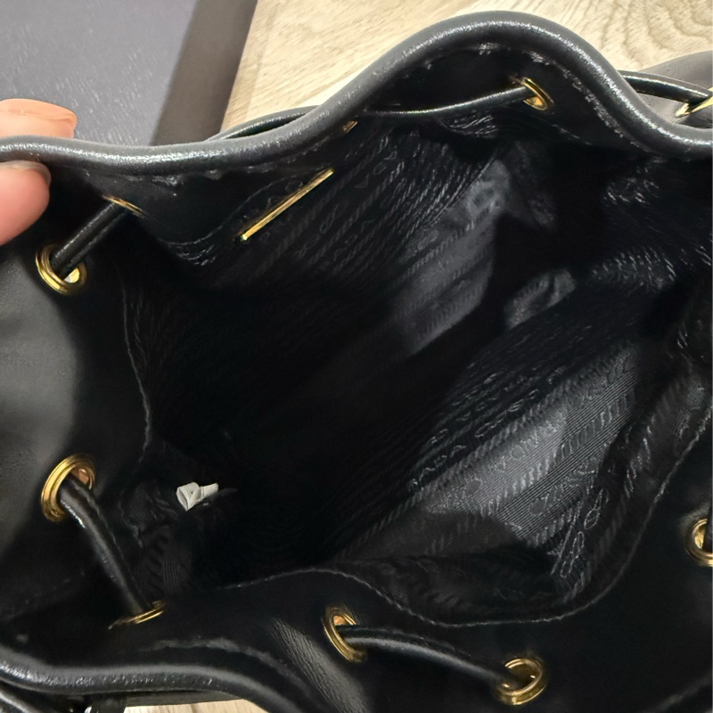 prada黑金皮質水桶包-9