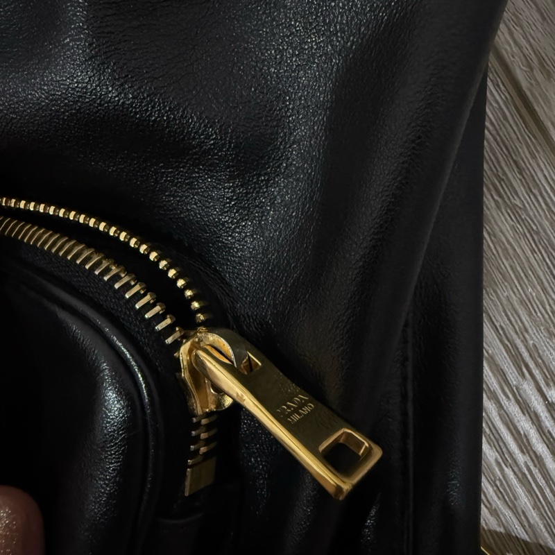 prada黑金皮質水桶包-10