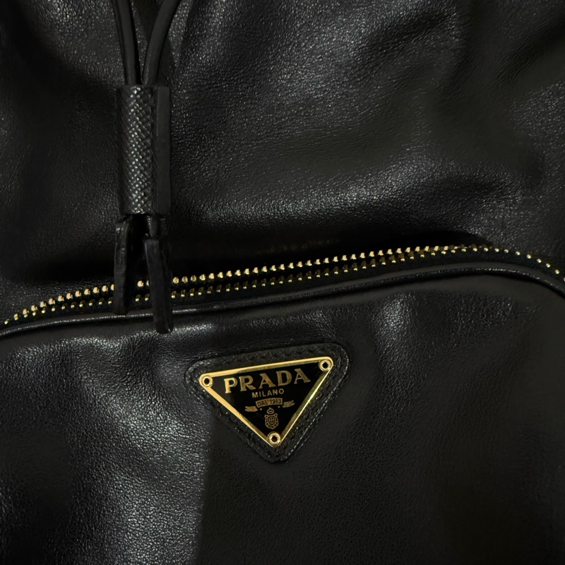 prada黑金皮質水桶包-13