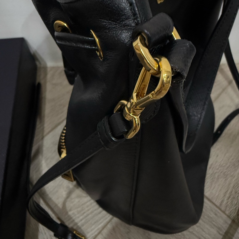 prada黑金皮質水桶包-15