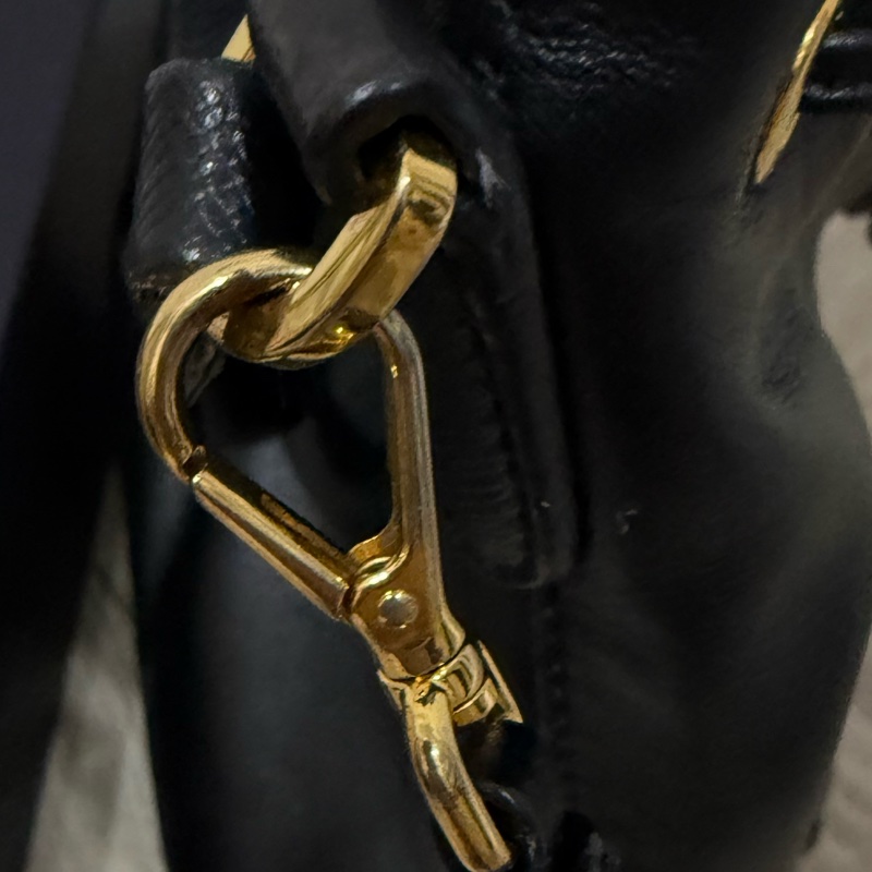 prada黑金皮質水桶包-16