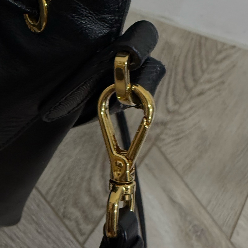 prada黑金皮質水桶包-17
