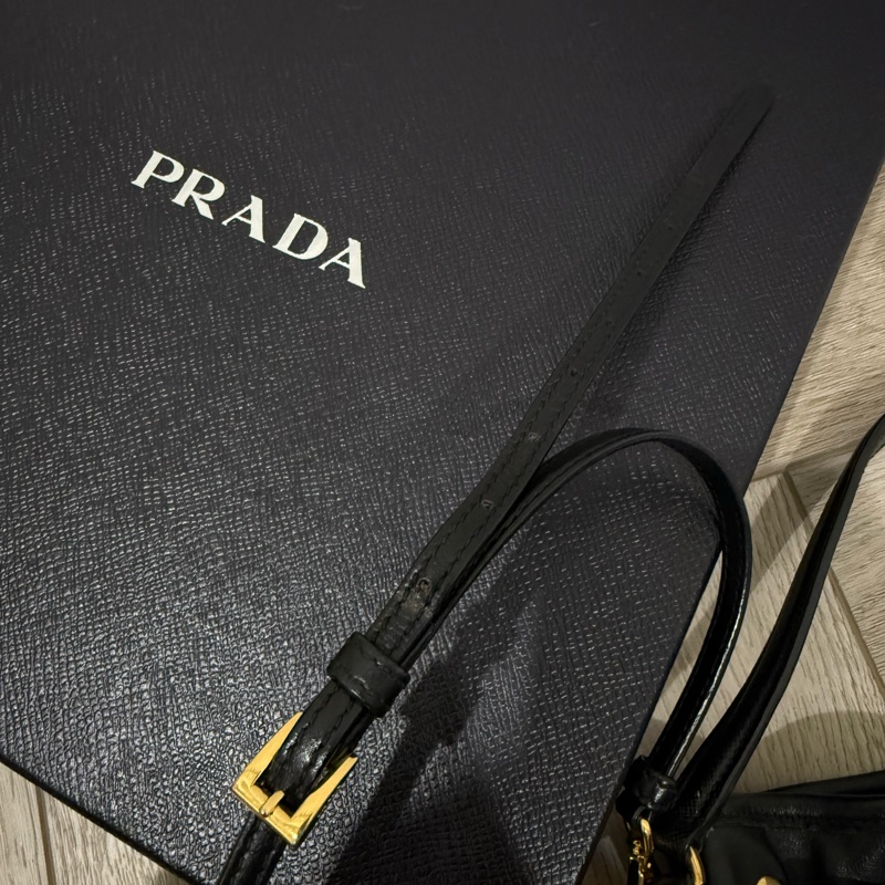 prada黑金皮質水桶包-18