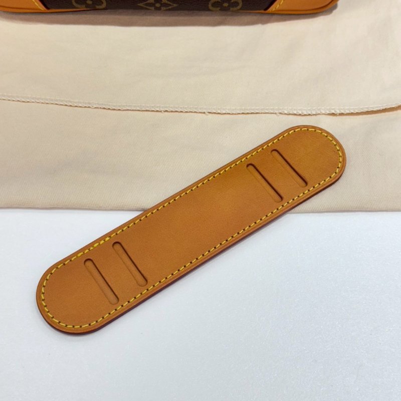 LV 斜背包/側背包/手提包/郵差包 M14016 93成新-20