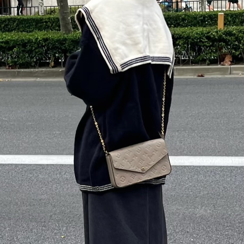 CP值高🫶🏻路易威登信封包LV Félicie Pochette米色牛皮壓紋三合一鏈包M68697-5