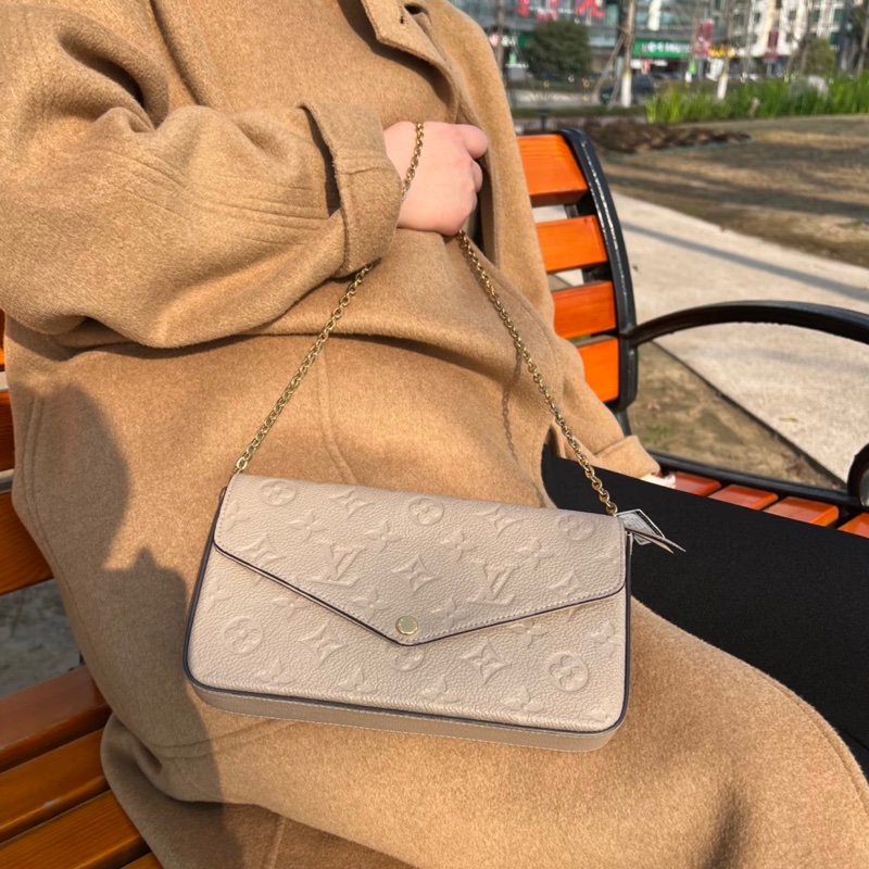 CP值高🫶🏻路易威登信封包LV Félicie Pochette米色牛皮壓紋三合一鏈包M68697-6