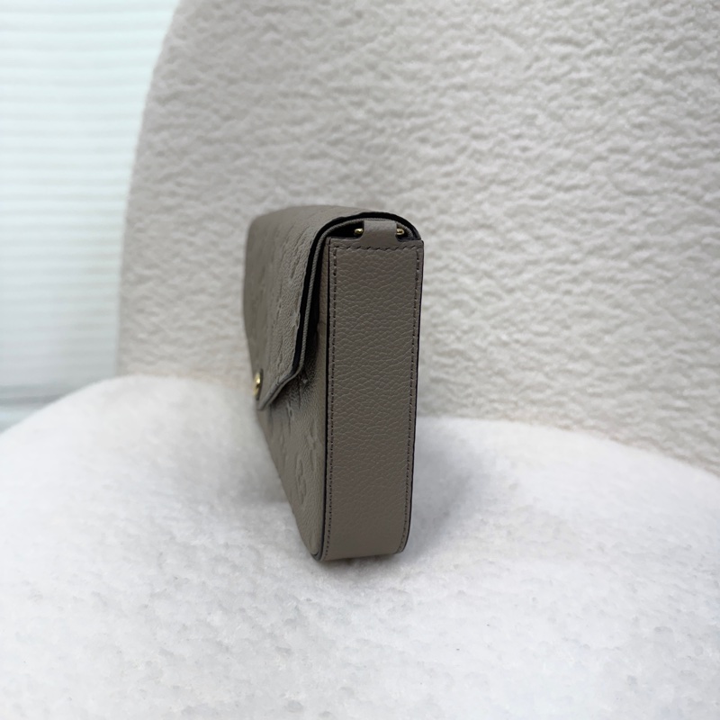 CP值高🫶🏻路易威登信封包LV Félicie Pochette米色牛皮壓紋三合一鏈包M68697-11