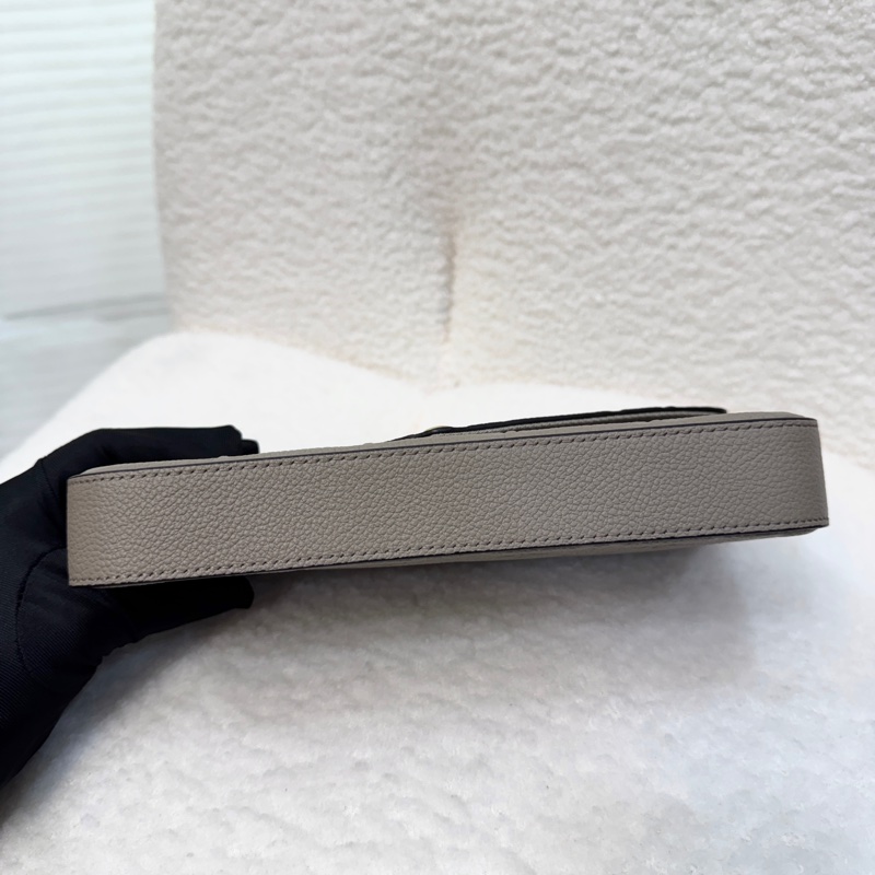 CP值高🫶🏻路易威登信封包LV Félicie Pochette米色牛皮壓紋三合一鏈包M68697-12